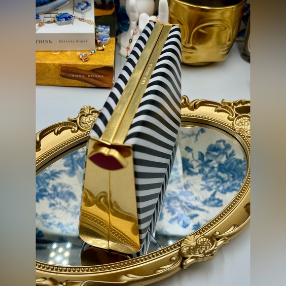 🆕 LULU GUINNESS 🧿 Karlie Leather Striped Clutch with Lip Closure, Black/White - Picture 3 of 12